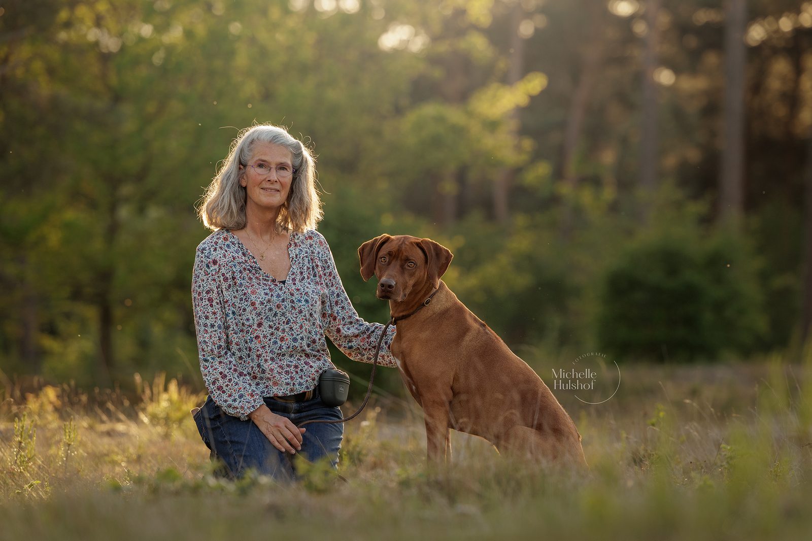 Hester samen met Pippa in de natuur