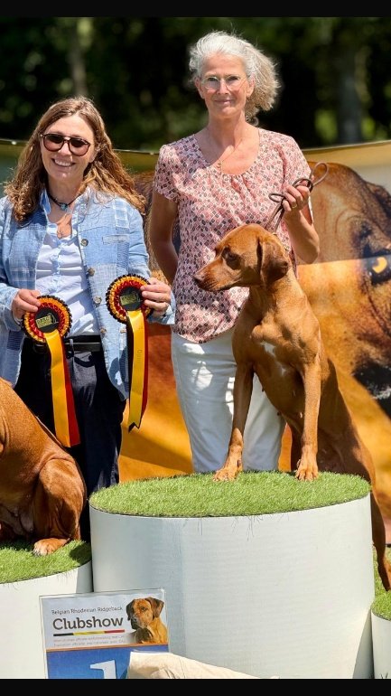 Pippa op het podium van de clubshow